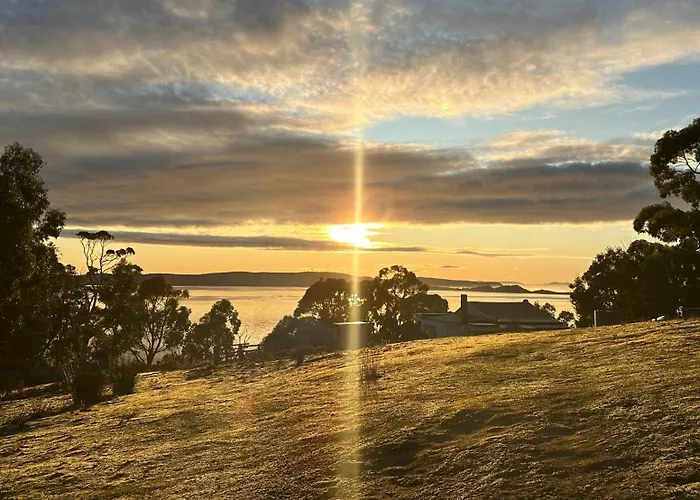 Wylah Cottage For A Peaceful Bruny Island Escape With Water Views, Fireplace & Wallabies