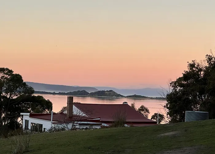 Wylah Cottage For A Peaceful Bruny Island Escape With Water Views, Fireplace & Wallabies